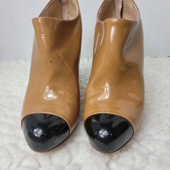 Miu Miu Bottie Women's Shoes Size 6.5 Beige Patent Leather Black Cap Toe Zipper - Picture 2 of 10